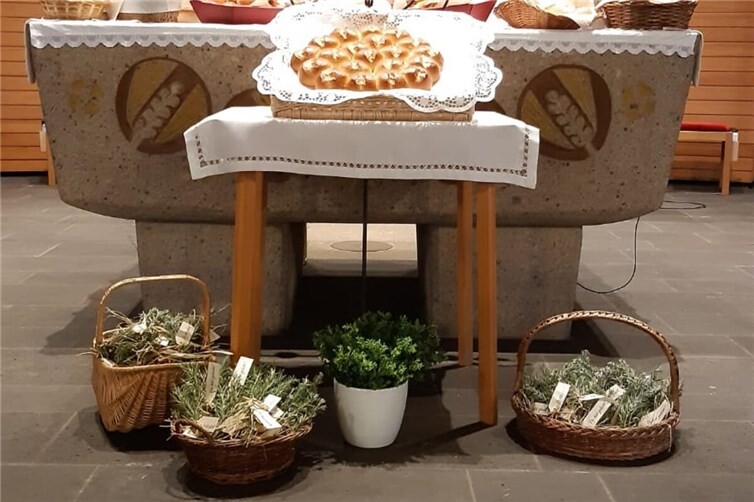 Altar mit Brot und Wein