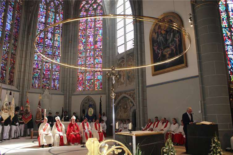 Altar und Altarraum wurden von der Aachener Künstlerin Eva von der Stein gestaltet.  Foto: Du