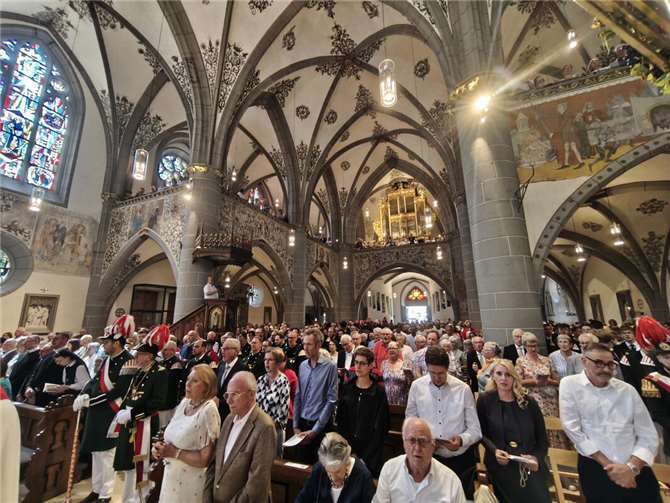Altar und Altarraum wurden von der Aachener Künstlerin Eva von der Stein gestaltet