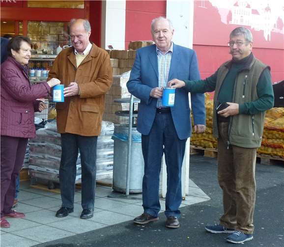 Altbürgermeister Hajo Stuhlträger (2.v.l.) und Erster Beigeordneter Bernhard Wiemer (2.v.r) bei der Spendensammlung für den Volksbund. Foto: Stadtverwaltung Bendorf