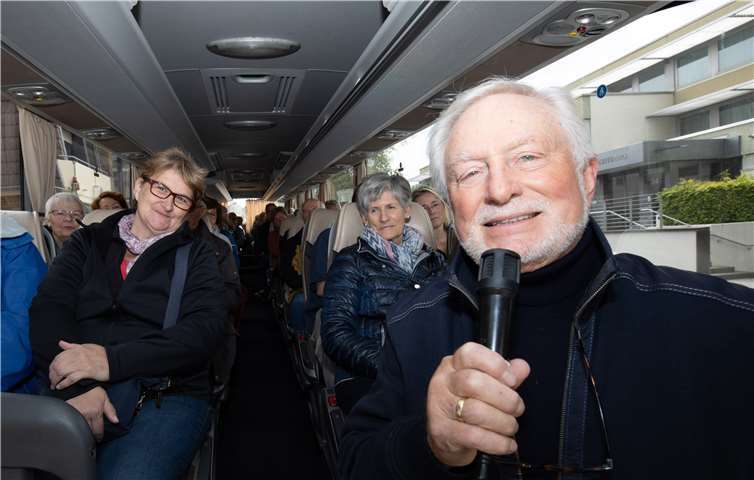 Altbürgermeister Hans-Jürgen Döring vermittelt kurzweilig das Entstehen und Wachsen der Gemeinde seit 1969.Foto: CEW