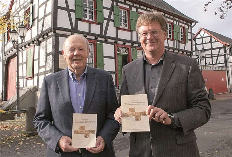 Altbürgermeister Heinz Wilhelm Büttgenbach (li.) und Stadtarchivar Dietmar Pertz stellen Band 16 der Kleinen Reihe der Beiträge zur Geschichte der Stadt Rheinbach vor: „Die kommunale Selbstverwaltung in der Stadt Rheinbach 1918 bis 1946“.VJ