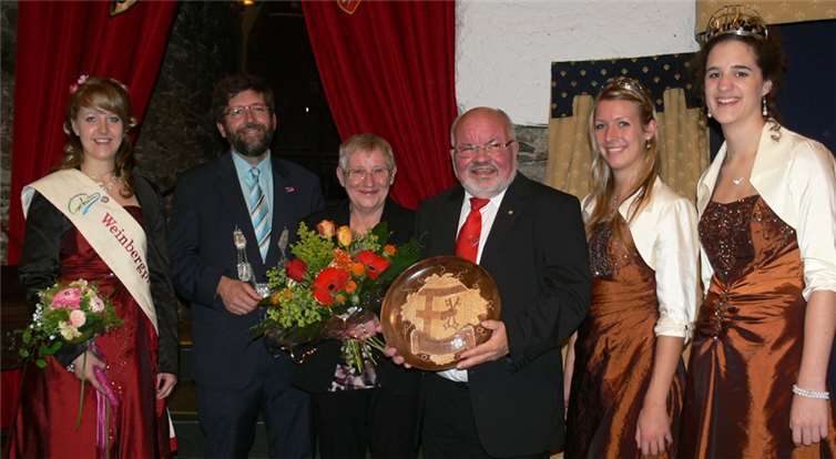 .Altbürgermeister Herbert Hilken wurde für seine Verdienste zum Wohle der Gemeinschaft mit dem Wappenteller der Stadt Cochem geehrt.