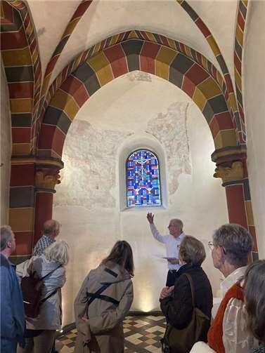 Altbürgermeister Michael Syré lud zur Führung in die Doppelkirche St. Medard.