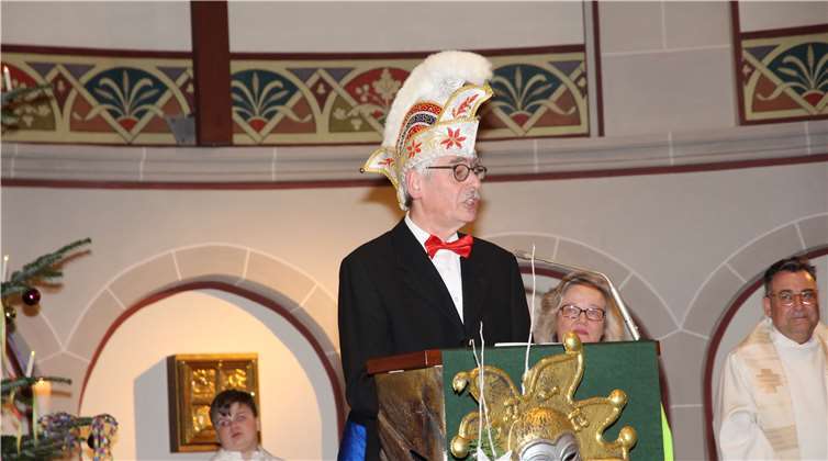 Altbürgermeister Michael Syrébetet das Vaterunser in Bendorfer Munsart.