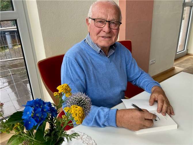 Altbürgermeister Werner Lutz stellte im Alten Kaisersescher Kino seinen neuen Kriminalroman vor. Foto: TE