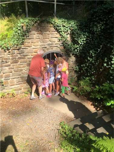 Altbürgermeister Werner Müller zeigte den begeisterten Kindern die römische Wasserleitung. Fotos: privat