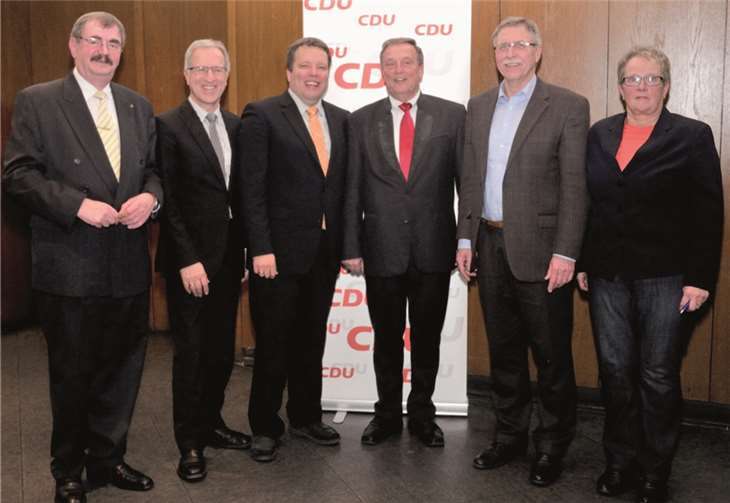 Altbürgermeister Wolfgang Helbach, Landtagsabgeordneter Josef Dötsch, der Vorsitzende des Gemeindeverbands Jörg Hilden, Kandidat Gerd Jung, der amtierende Stadtbürgermeister Günther Hahn und die Vorsitzende der CDU Vallendar Karin Schütz.
