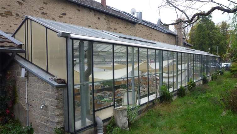 Alte Fensterscheiben werden gegen eine Spende abgegeben.