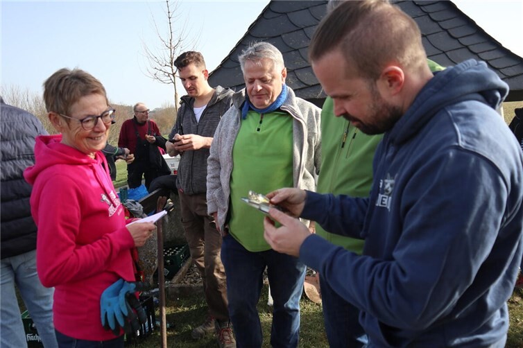 Alte Fotos von früheren Arbeitseinsätzen am Luh-Kapellchen wurden rumgereicht.