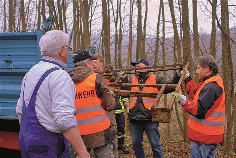 Der 13-jährige Austauschschüler Gabriel Trocherie war mit Eifer bei der Sache Alte Geländerteile wurden einfach in der Landschaft entsorgt.WT