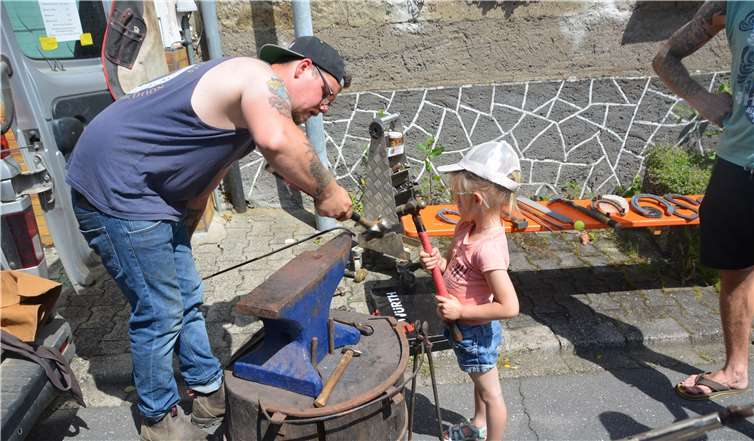 Alte Handwerkskunst, auch heute aktuell: So wird aus Eisen ein Hufeisen!