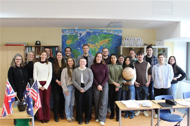 Alte Hasen und junge Hüpfer – die Fachschaft Englisch mit den Studierenden der Universität Koblenz im Englischunterricht.