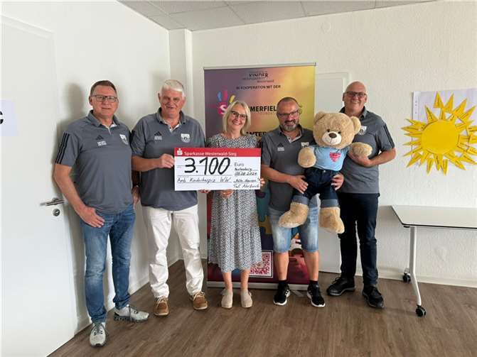 Alte Herren des TuS Ahrbach und Doro Meurer, Koordinatorin des Ambulanten Kinder- und Jugendhospizdienstes Westerwald.  Fotos: DKD