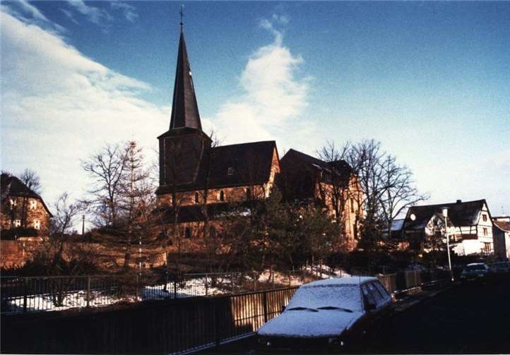 Alte Kirche mit angrenzendem „Kloster“.