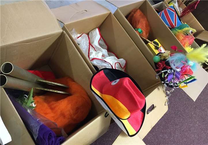 Alte Kostüme verkaufen - oder sich noch schnell ein preisgünstiges besorgen: Beim närrischen Flohmarkt ist das möglich.  privat