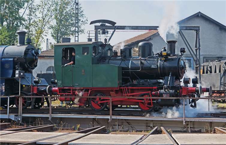 Alte Lokomotiven wie diese und eine Drehscheibe, die sich im Schneckentempo bewegt sind der Grund vieler Eisenbahnfreunde, eine der vielen Museen in der Region aufzusuchen. Zur Auswahl stehen nicht nur Museen, sondern auch Routen, auf denen die alten Lokomotiven bis heute verkehren. Foto: pixabay.com © hpgruesen (CC0 Public Domain)