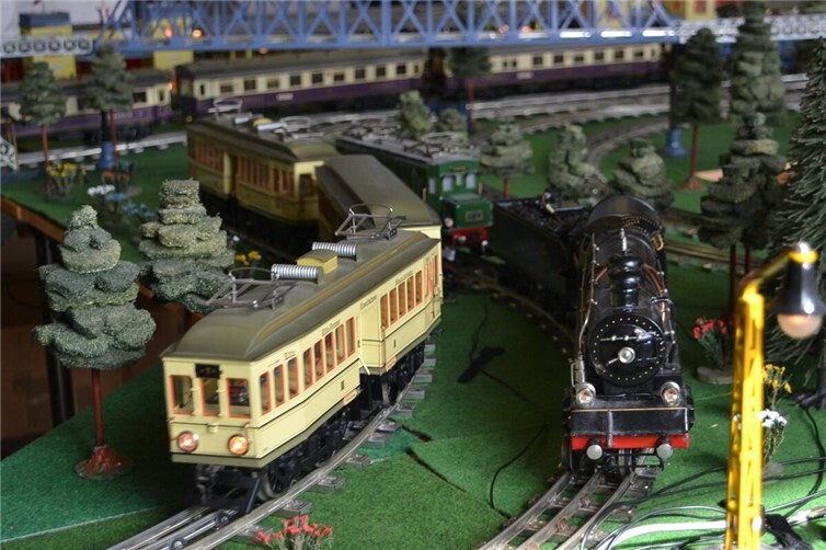 Alte Loks und Wagen der 1920er und 1930er Jahre rattern auf historischen Schienen der Spurweiten 0 und 1.