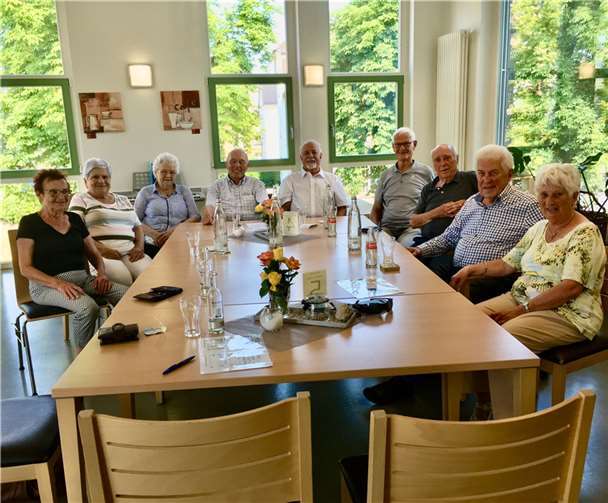 Alte Neuenahrer trafen sich auf Einladung von Horst Felten und Erich Rasting im Mehrgenerationenhaus zum Austausch von Erinnerungen an die Jugendzeiten. Foto: privat