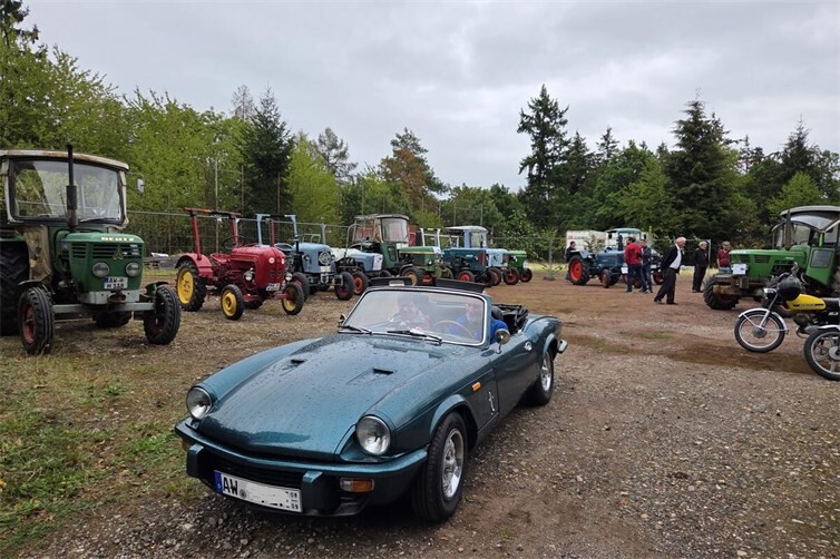 Alte Schätzchen ganz groß: Traktoren, Motorräder und glänzende Pkw machten die Oldtimerausstellung zum Publikumsmagneten des Krälinger Dorffestes.