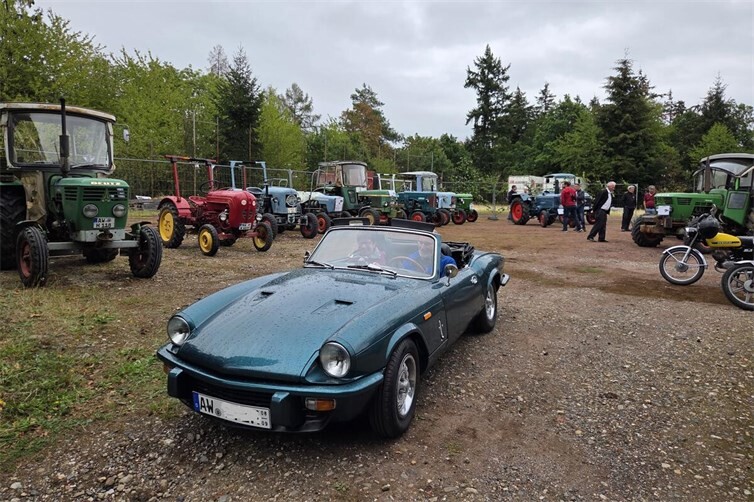 Alte Schätzchen ganz groß: Traktoren, Motorräder und glänzende Pkw machten die Oldtimerausstellung zum Publikumsmagneten des Krälinger Dorffestes.