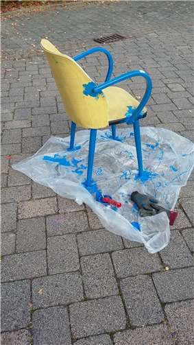 Alte Stühle erhalten ein neues Design.  Foto: privat