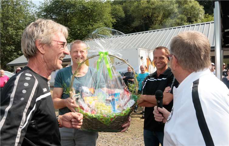 Alte Weggefährten gratulieren Hermann Retterath (rechts). Foto: 