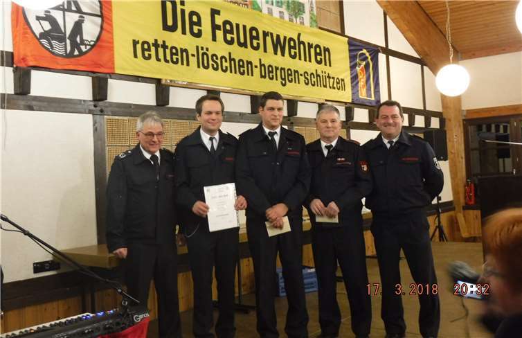 Beförderungen und Ehrungen Alte und neue Führung der Feuerwehr: (V.l.) Paul Buhl, Martin Krüger, Torsten Clemens, Manfred Buhl und Stefan Schumacher.
