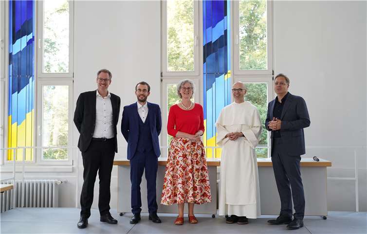 Alte und neue Leitung der Vallendarer theologischen Fakultät mit dem Vertreter des pallottinischen Trägers (die Maske für das Foto abgelegt…): Jun.Prof. Stefan Laurs, Prof. Ingo Proft, Prof. Margareta Gruber, Prof. Franziskus Knoll, Pater Markus Hau. Foto: Jayapaul Michael