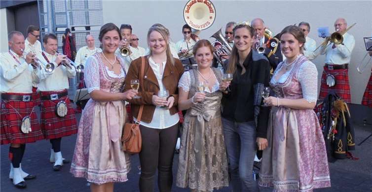 Alte und neue Majestäten mit „Schots en Scheif“: v.l.n.r. Luisa Becker, Carina Heßler, Eva Emrath, Anna-Sophie Binnes und Andrea Bahles. Lisa Kluwig fehlte krankheitsbedingt.