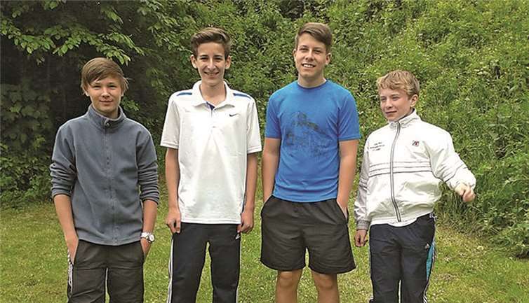 Altenahr. Einen Platz unter den Top 3 - das hätte sich das U15-Tennis-Team der Altenahrer Jungen zu Beginn der Saison nicht erträumt. Musste doch direkt beim Saisonstart Mannschaftsführer Robin Kröll in der U18 Mannschaft aushelfen und konnte sich dort aufgrund seines starken Einsatzes dauerhaft in die Mannschaft spielen. Das verbleibende Team kompensierte den schweren Ausfall jedoch in vorbildlicher Manier und konnte an die guten Leistungen nach dem Aufstieg im vergangenen Jahr anknüpfen. Die besonderen Leistungsträger waren Philipp Leyendecker, Christopher Lepp, Jurek Jesse sowie Jonas Wald. Unterstützt wurde das Team durch U12 Mannschaftsführer Maximilian Münch. Privat