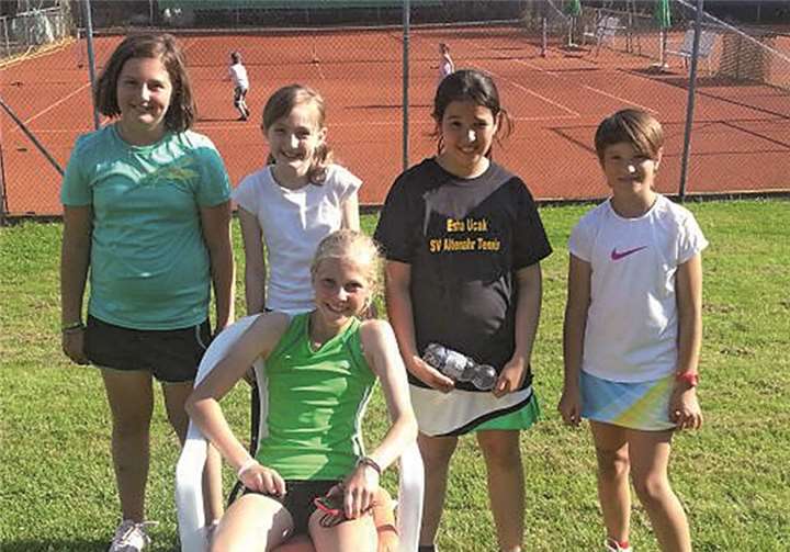 Altenahr. Ganz knapp an der Meisterschaft in der B-Klasse rutschten die U12 Mädchen vorbei. Trotz der deutlichen Siege gegen Nassau (14:0) und Montabaur (12:2) konnte jedoch „nur“ die Vize-Meisterschaft erreicht werden. Besonders der Einsatz neuer Spielerinnen, welche erst seit kurzem Tennis spielen, im Zusammenspiel mit den „Erfahrenen“ funktionierte sehr gut. In dem 4er Team kamen durch Rotation acht Nachwuchsspielerinnen zum Einsatz. Nele Weber, Jenny Knipp, Mila Jesse, Erin Diederichs, Melissa Fussel, Fabienne Schulz, Esra Ucak und Mara Wollersheim präsentieren sich als fröhliche, junge Truppe mit starkem Zusammenhalt und jetzt schon erfolgsorientiert. Privat