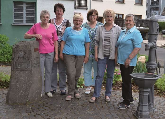 Altenburger Alt-Möhnen auf dem Dorfplatz. Privat