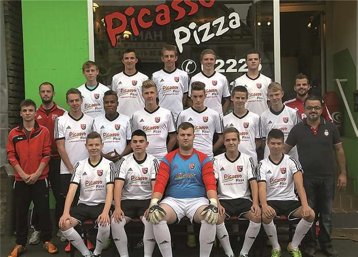 Altendorf-Ersdorf. Als neuer Werbepartner und Sponsor der A-Jugend des SC Altendorf-Ersdorf präsentiert die A-Jugend ihren neuen 12. Mann, Picasso Pizza aus Altendorf-Ersdorf. Die Mannschaft traf sich kürzlich vor der Pizzeria in Altendorf zur Trikotübergaben mit anschließendem Mannschaftsfoto.privat
