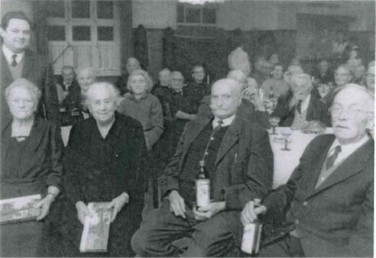 Altenfeier in Heimerzheim mit Ehrung der vier ältesten Bürger 1969, links im Bild der erste Bürgermeister der Gemeinde Swisttal, Franz-Josef Hambach.