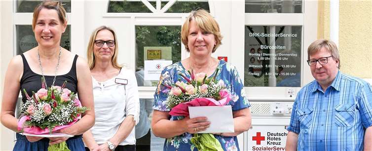 Altenpflegerin Dagmar Richarz (li). geht nach fast 25 Jahre Dienst des DRK im Ahrkreis. Krankenschwester Gudrun Teichert wechselt nach 26 Jahren im DRK-PflegeService offiziell in den wohlverdienten Ruhestand. Elke Pitzner (hi. li.) Pflegedienstleiterin des DRK-Sozialen Servicezentrums Remagen-Sinzig, und DRK-Kreisgeschäftsführer Frank Trömel wünschten den beiden für die jeweiligen neuen Lebensabschnitte alles Gute.Foto: Thorsten Trütgen