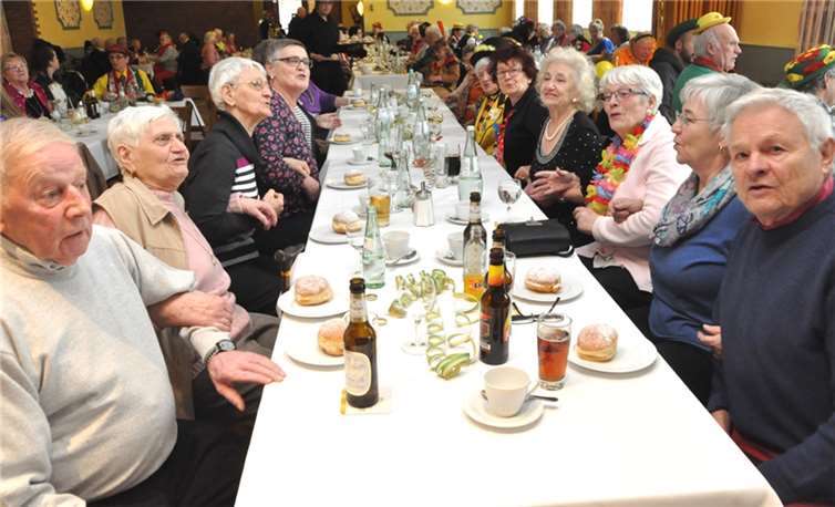 Alter schützt vor Stimmung nicht: Beste Stimmung herrschte beim Publikum im Saal, das begeistert mitsang und schunkelte.