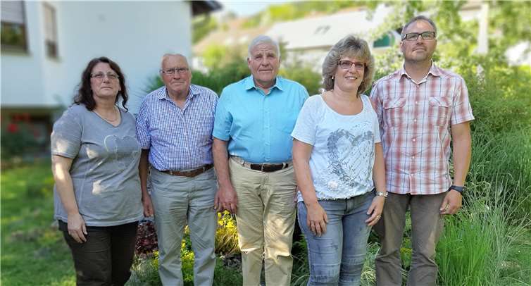 Alter und neuer Vorstand der VdK-Ortsgruppe Roßbach/Wied: Eva Henn (1. Vorsitzende) – Hermann-Josef Hesseler (ehem. 1. Vorsitzender) – Paul Zinnikus (ehem. 2. Vorsitzender) – Kerstin Delleske (2. Vorsitzende) – Michael Hesseler (Kassierer). Foto: privat