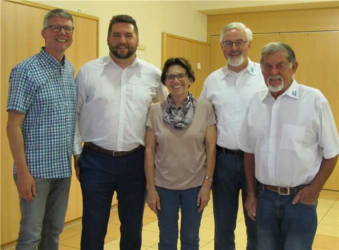 Alter und neuer Vorstand des SV Urmitz: (ab 2.v.l.) Mirko Menzenbach, Vorsitzender,Margrit Hösler, stellv. Geschäftsführerin, Edgar Becht, Schatzmeister,Gottfried Hammer Geschäftsführer, (li.) Norbert Bahl, Ortsbürgermeister von Urmitz.Fotos: privat