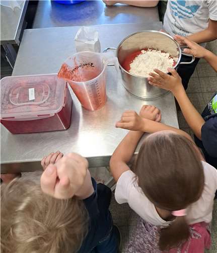 Altersgemischte Gruppen besuchten den Obsthof Sattler in Kobern-Gondorf, um dort gemeinsam Erdbeermarmelade herzustellen. Quelle: Grundschule an der Niederburg