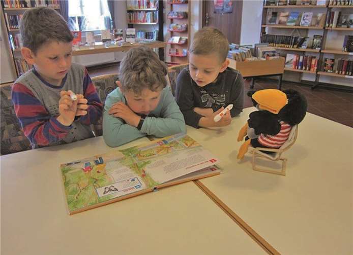 Altersgerecht werden Kinder an Inhalte und Benutzung der Bücherei herangeführt. privat