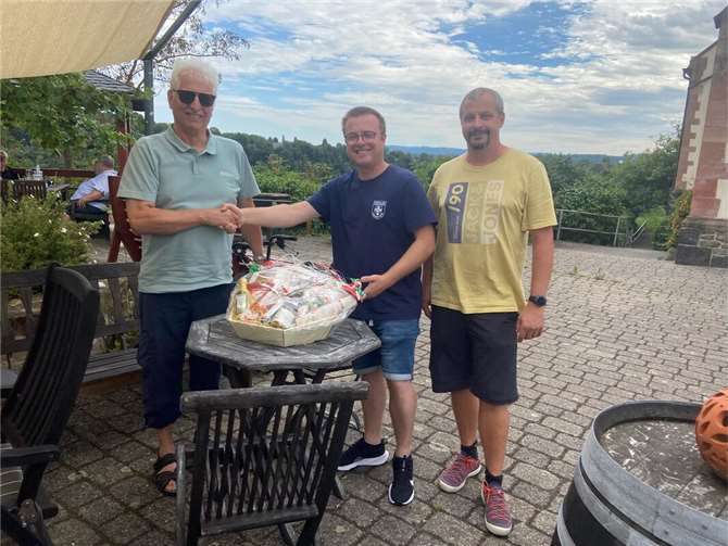 Alterskamerad Gerd Hickl wurde zu dessen siebzigsten Geburtstag gratuliert.
