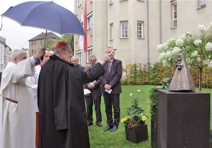 Alterzbischof Joachim Kardinal Meisner segnet die Marienstatue vor dem Gesundheitszentrum der Rheinbach Malteser in der Gerbergasse. -STEIN-