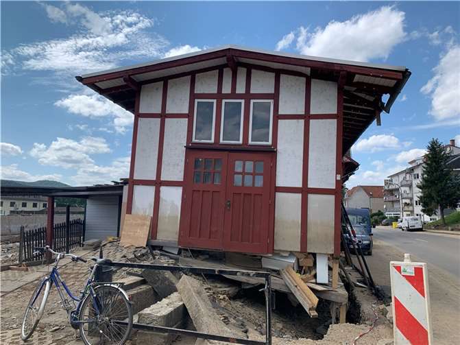 Altes Bahnhofsgebäude in Heimersheim - mittlerweile sieht es dort wieder aufgeräumter aus. . Foto:ROB