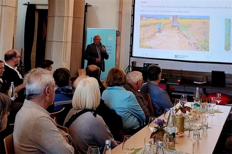 Altes Bildmaterial weckt auf der Leinwand Erinnungen an vergangene Zeiten.