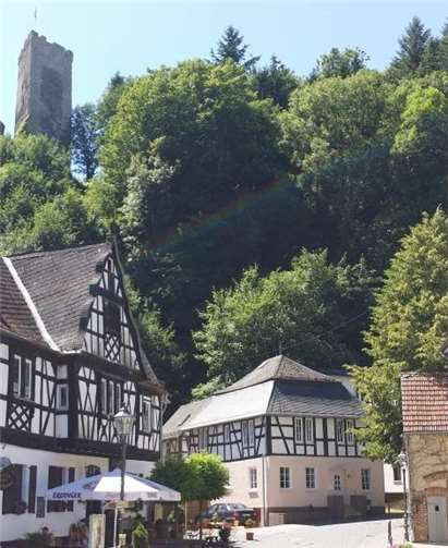 Altes Gasthaus und Burg in Grenzau.Foto: privat