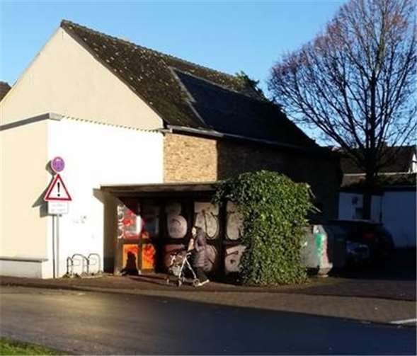 Altes Wartehäuschen, ohne Sitzmöglichkeiten und weitab von der eigentlichen Haltestelle.privat