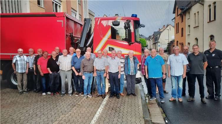 Altgediente Feuerwehrmänner aus Mayen und Andernach trafen sich jetzt in Andernach.Foto: privat