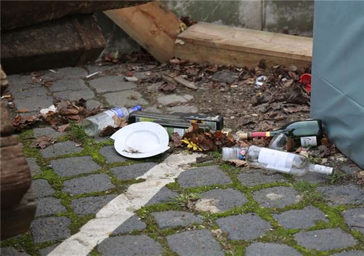 Altglas sollte in den Container und nicht vors Bahnfhofsgebäude.