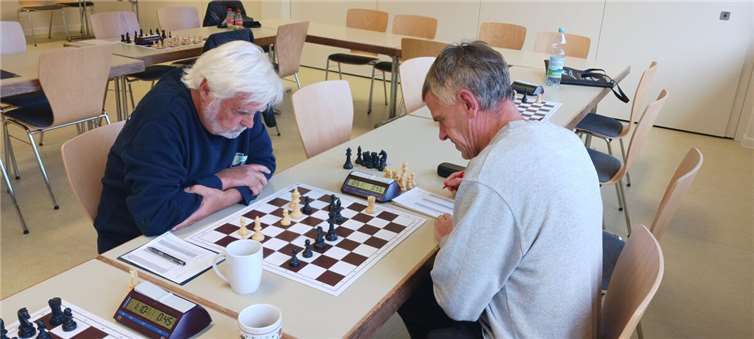 Altmeister Jürgen Kaster (li.) ganz konzentriert: Auch ein Endspiel mit leichtem Vorteil muss erst einmal gewonnen werden. Foto: SC TS Ahrtal e.V.